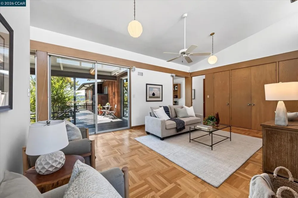 20 Donald Dr Orinda, CA 94563