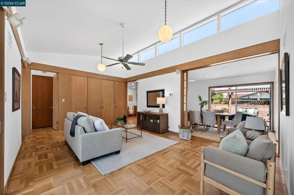 20 Donald Dr Orinda, CA 94563
