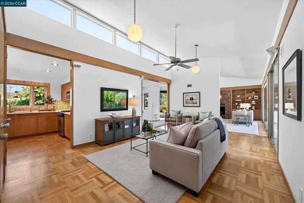20 Donald Dr Orinda, CA 94563