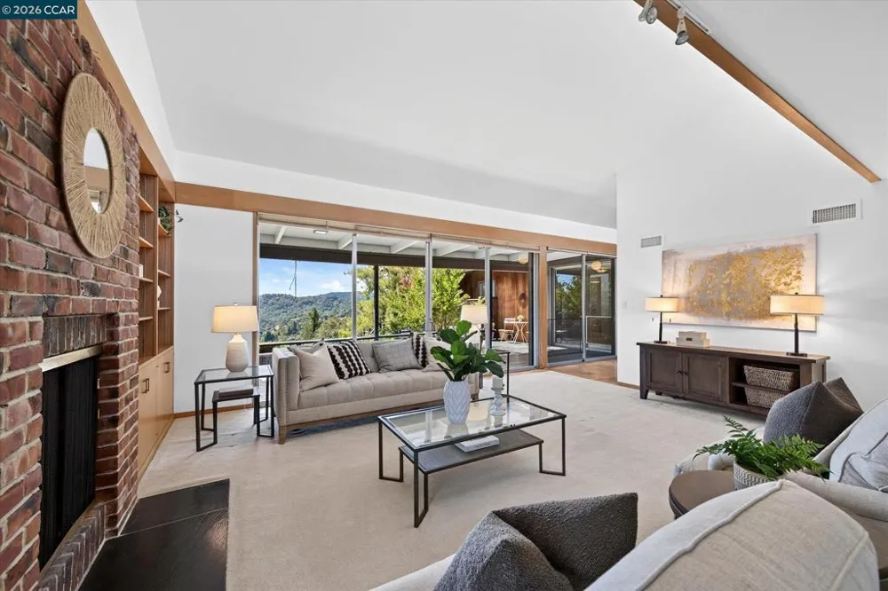 20 Donald Dr Orinda, CA 94563