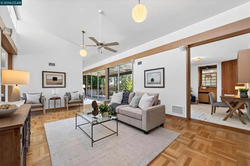 20 Donald Dr Orinda, CA 94563