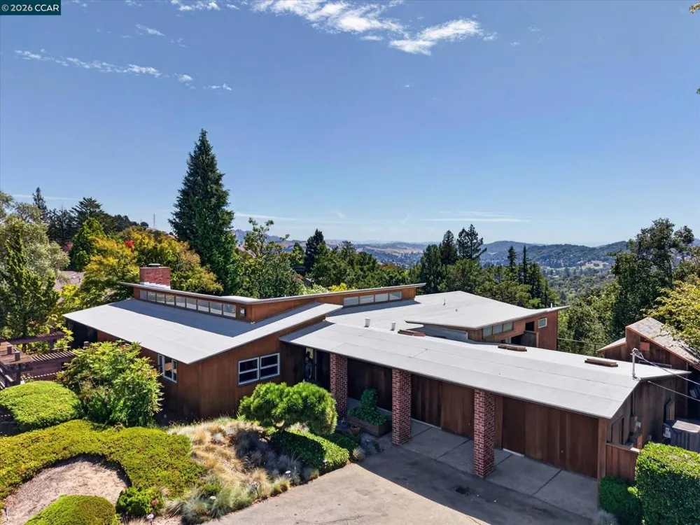 20 Donald Dr Orinda, CA 94563