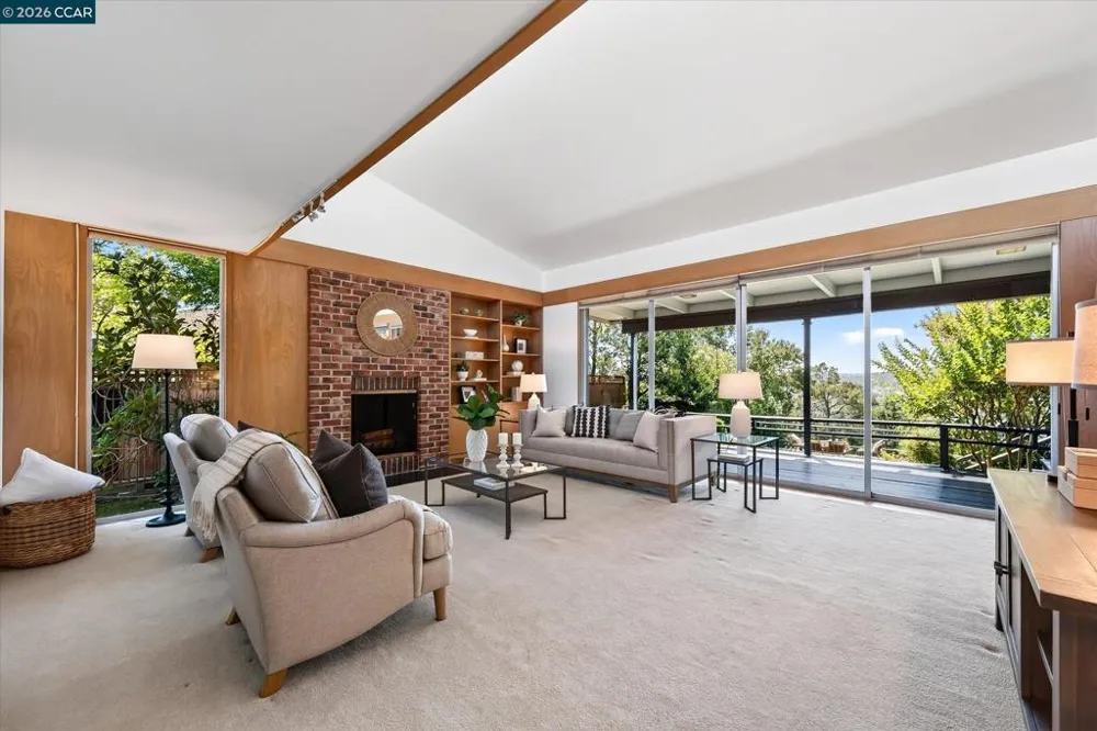 20 Donald Dr Orinda, CA 94563
