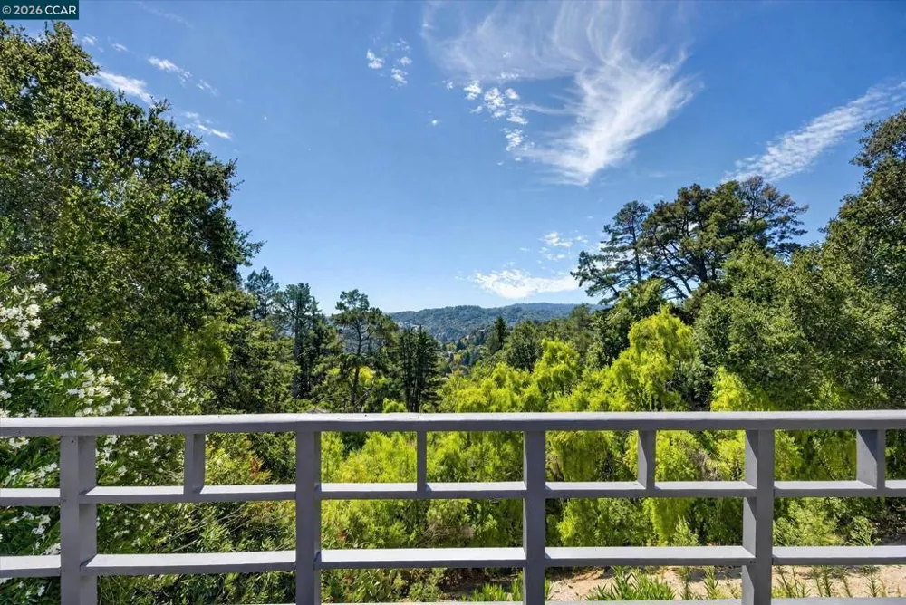 20 Donald Dr Orinda, CA 94563