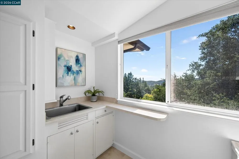 20 Donald Dr Orinda, CA 94563