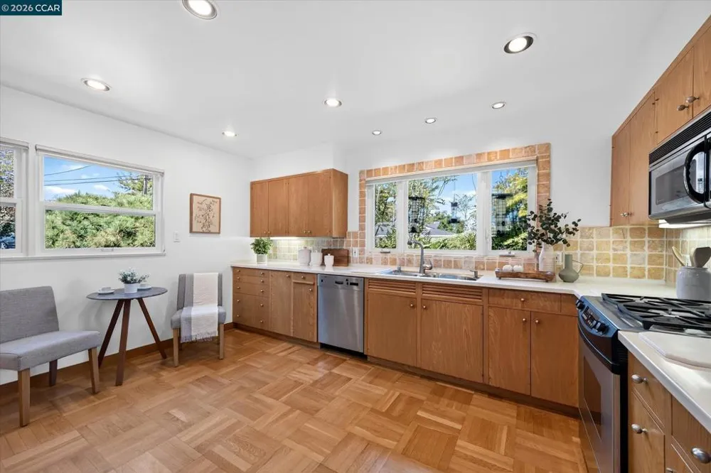 20 Donald Dr Orinda, CA 94563