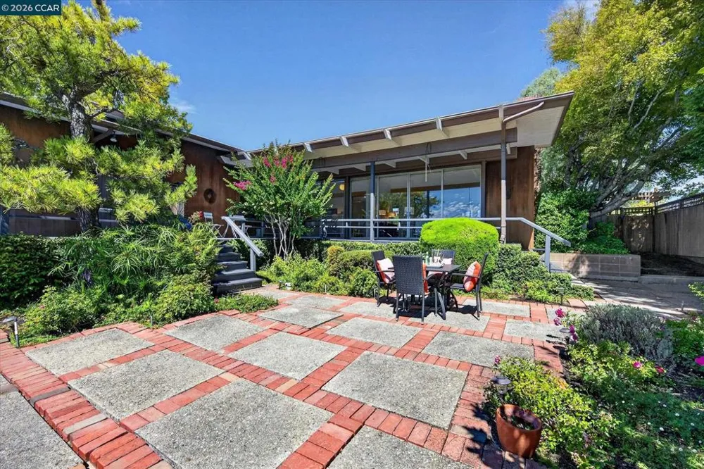 20 Donald Dr Orinda, CA 94563