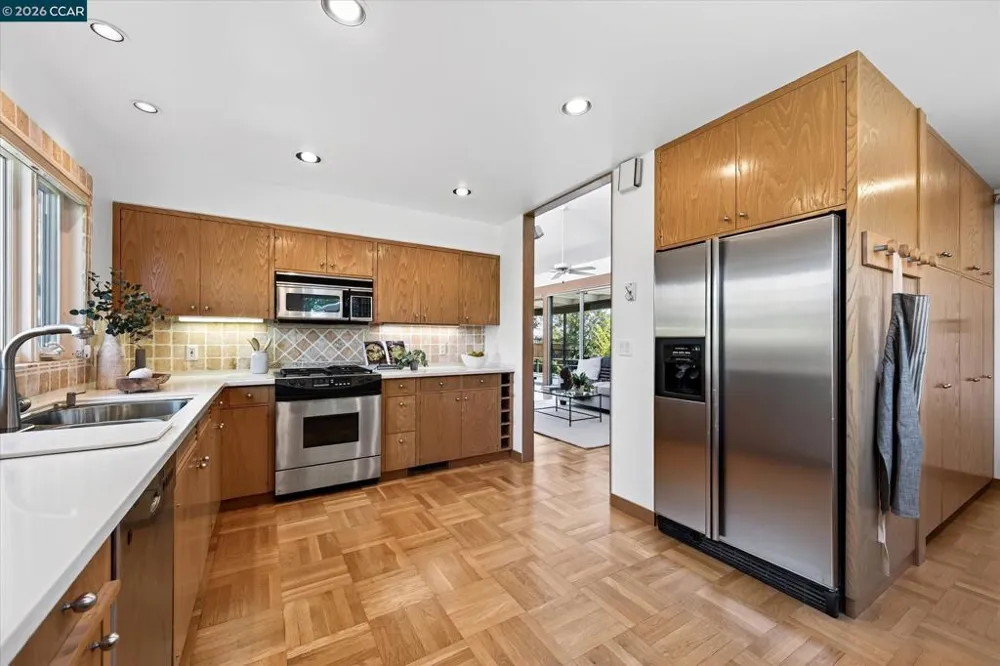 20 Donald Dr Orinda, CA 94563