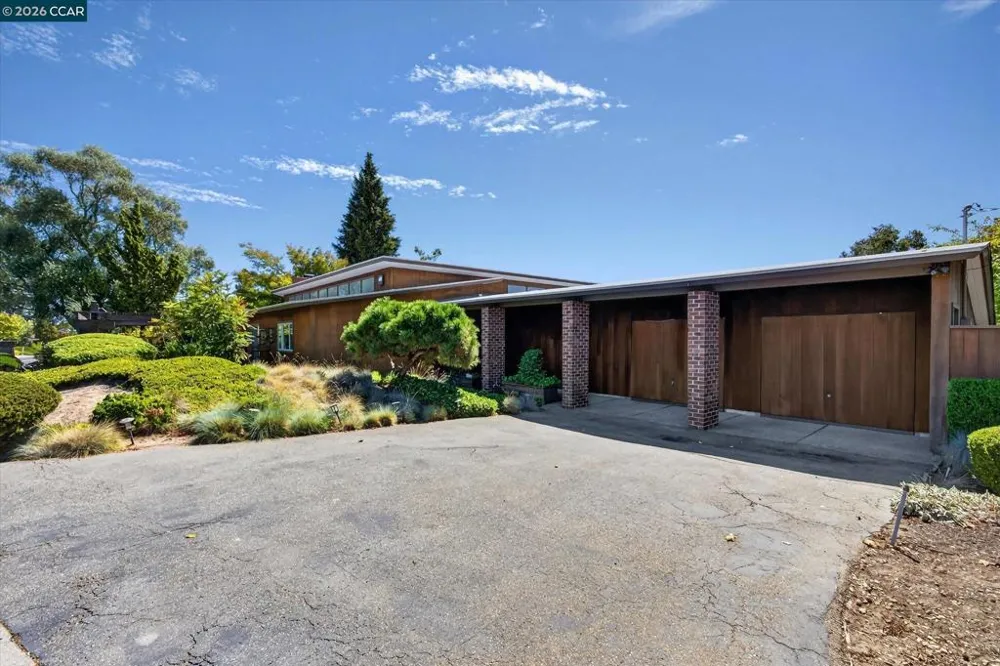 20 Donald Dr Orinda, CA 94563