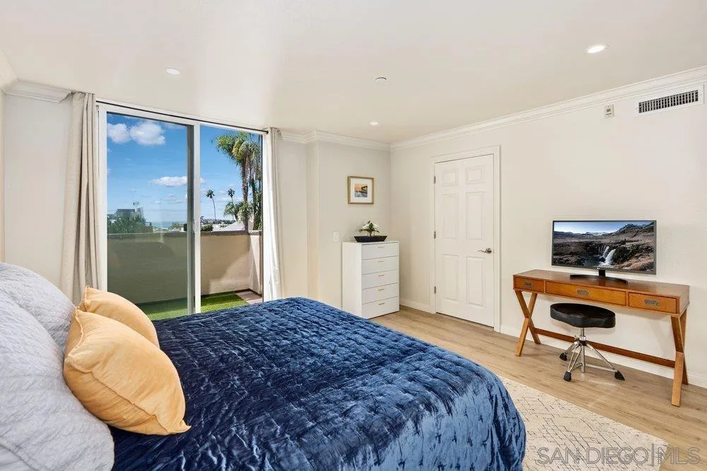 7509 Draper #210 La Jolla, CA 92037