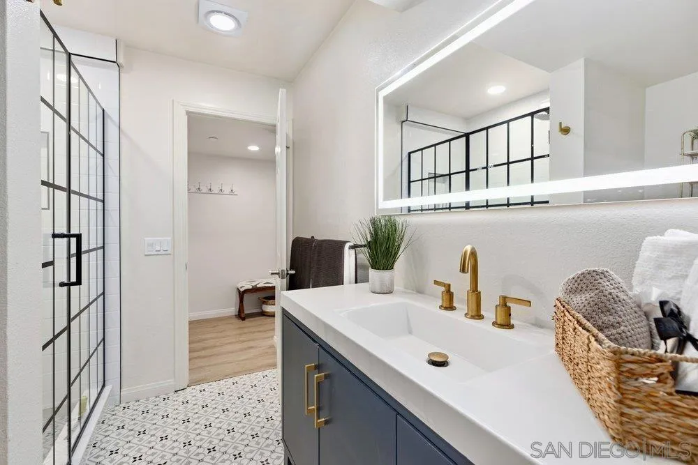 7509 Draper #210 La Jolla, CA 92037
