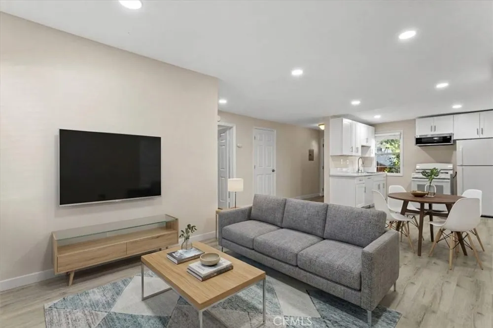 3652 Fredonia #B Los Angeles, CA 90068