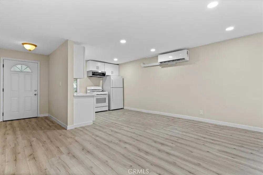 3652 Fredonia #B Los Angeles, CA 90068