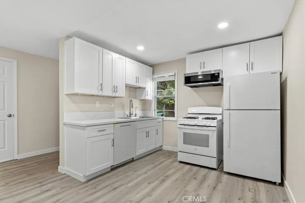 3652 Fredonia #B Los Angeles, CA 90068