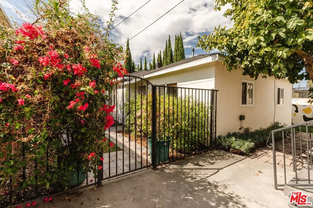 2223 Alsace Avenue Los Angeles, CA 90016