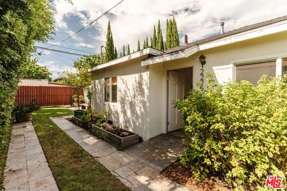 2223 Alsace Avenue Los Angeles, CA 90016