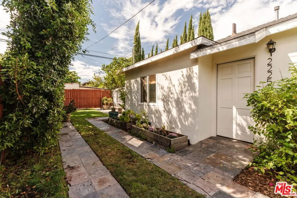 2223 Alsace Avenue Los Angeles, CA 90016