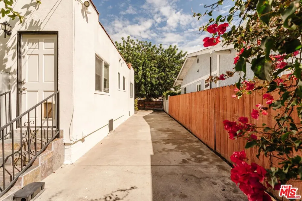 2223 Alsace Avenue Los Angeles, CA 90016