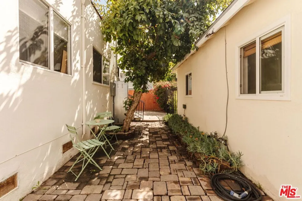 2223 Alsace Avenue Los Angeles, CA 90016