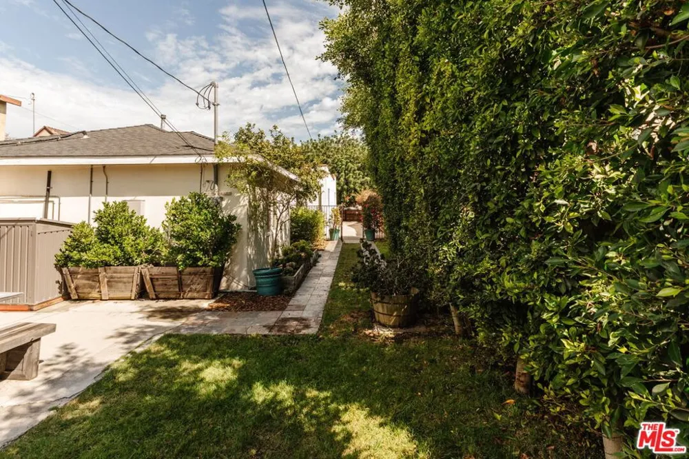 2223 Alsace Avenue Los Angeles, CA 90016