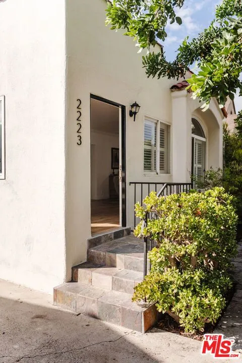 2223 Alsace Avenue Los Angeles, CA 90016