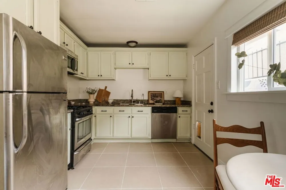 2223 Alsace Avenue Los Angeles, CA 90016