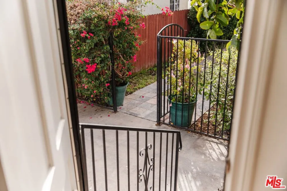 2223 Alsace Avenue Los Angeles, CA 90016