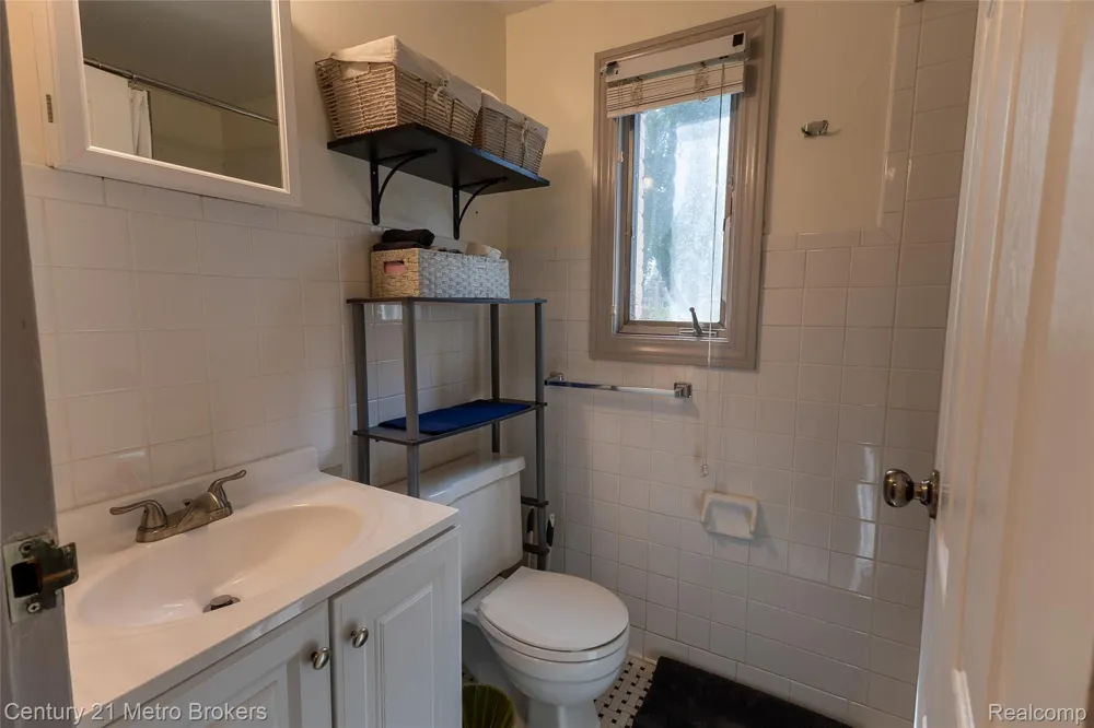 1984 Graefield Road Birmingham City, MI 48009