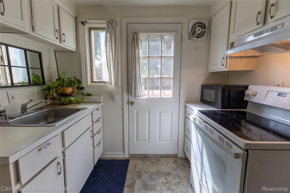 1984 Graefield Road Birmingham City, MI 48009
