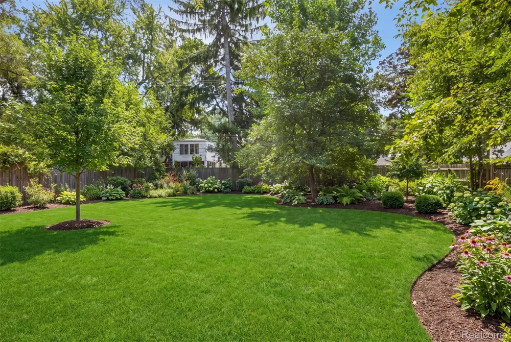 18753 San Diego Boulevard Lathrup Village City, MI 48076