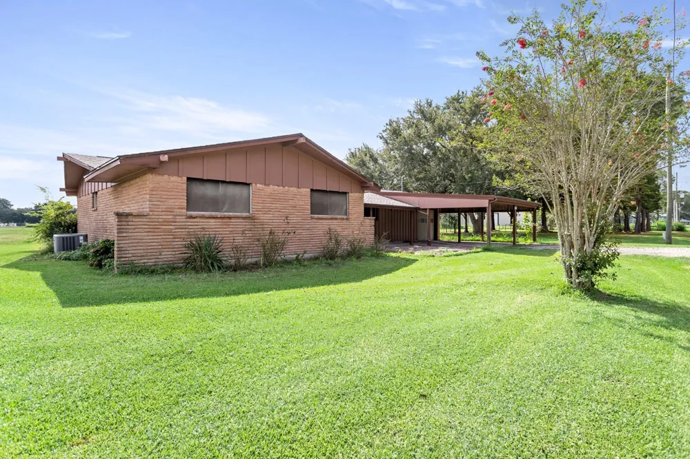 207 Carter Road Winnie, TX 77665