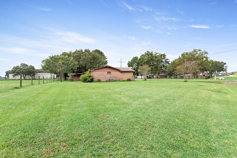 207 Carter Road Winnie, TX 77665