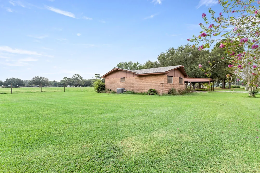 207 Carter Road Winnie, TX 77665
