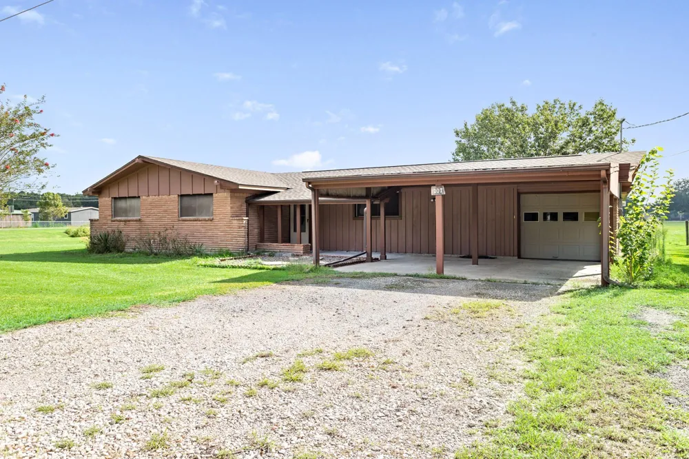 207 Carter Road Winnie, TX 77665