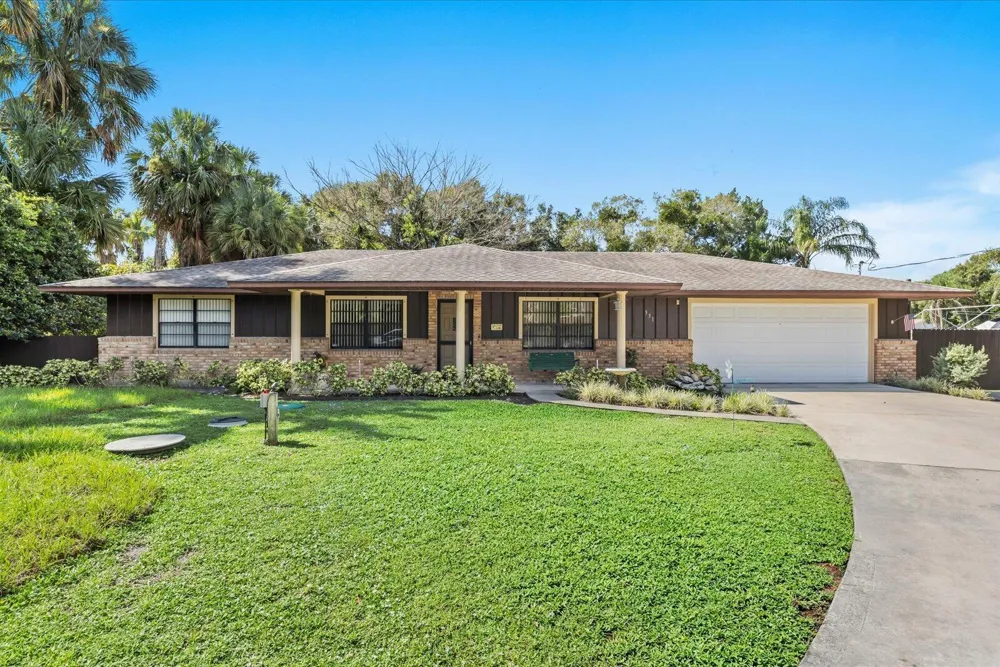 351 BAYSINGER AVENUE Fort Pierce, FL 34982