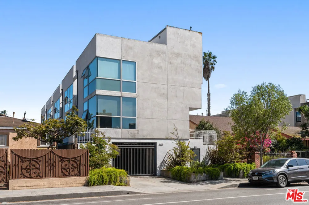 660 Rose Avenue #4 Venice, CA 90291