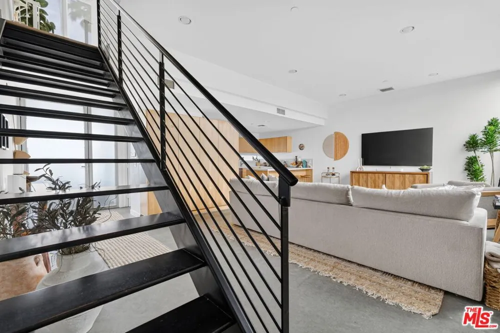 660 Rose Avenue #4 Venice, CA 90291