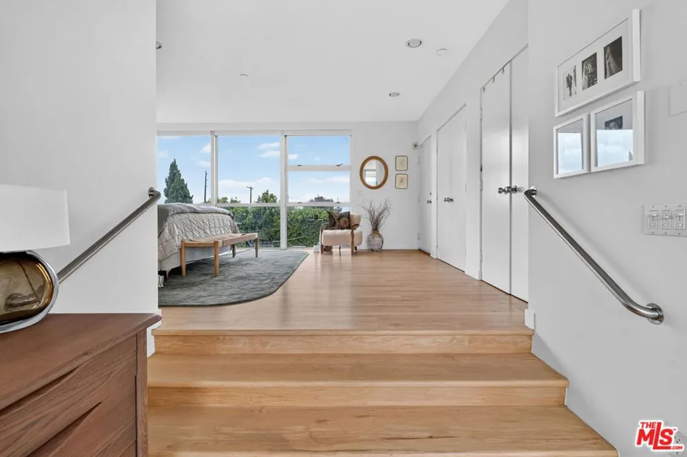 660 Rose Avenue #4 Venice, CA 90291