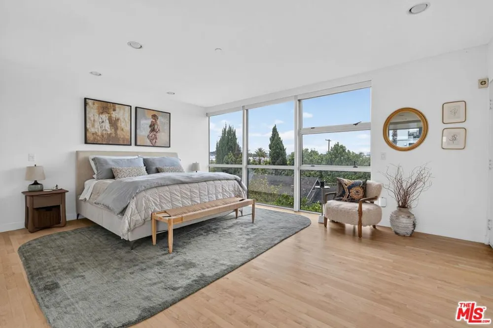 660 Rose Avenue #4 Venice, CA 90291