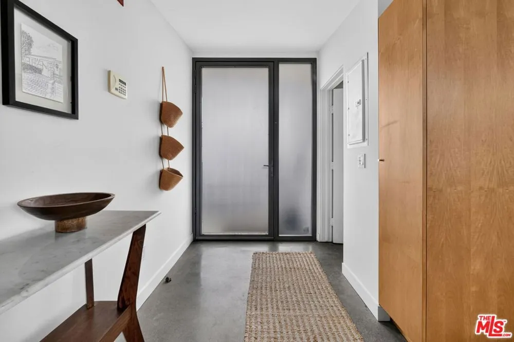 660 Rose Avenue #4 Venice, CA 90291