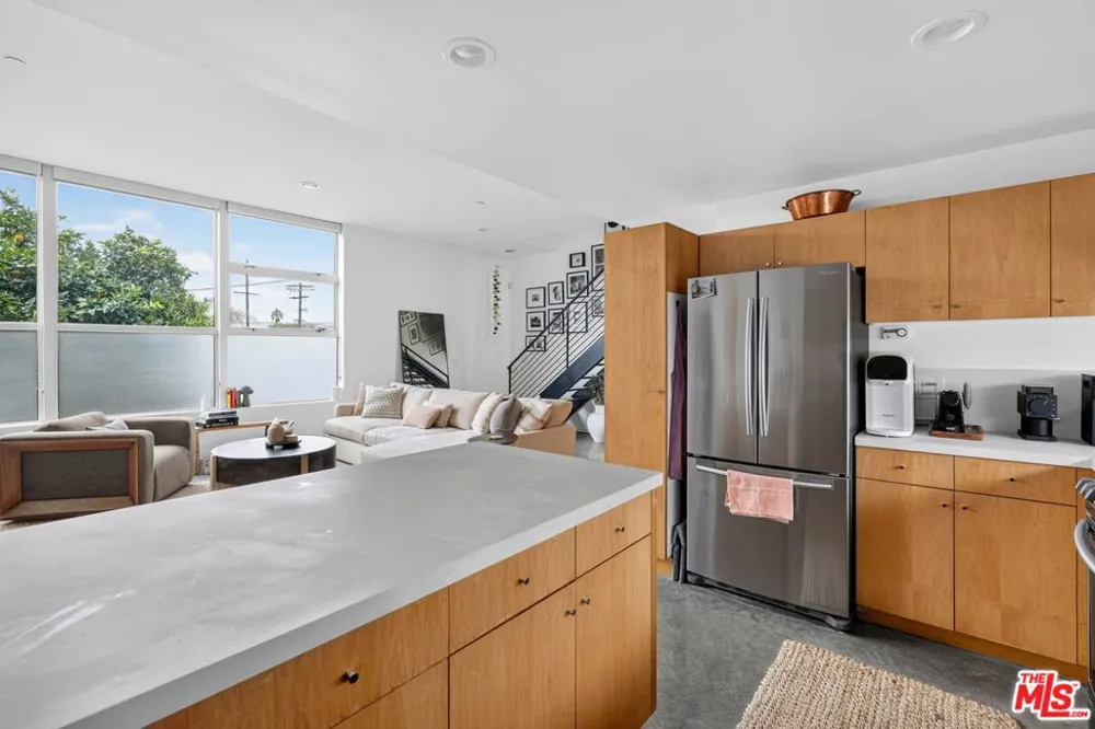 660 Rose Avenue #4 Venice, CA 90291