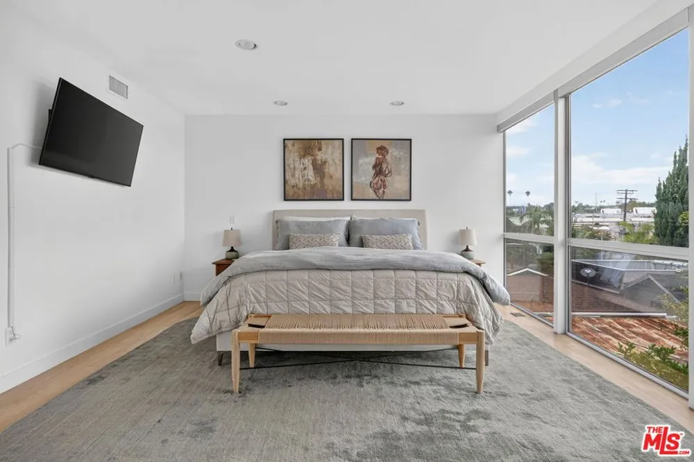660 Rose Avenue #4 Venice, CA 90291