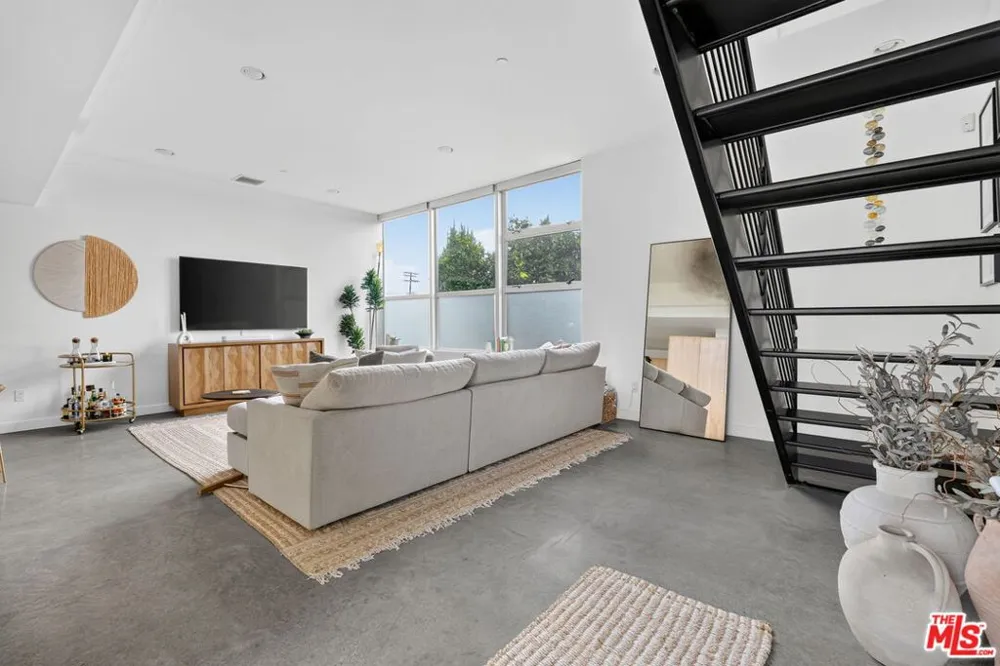 660 Rose Avenue #4 Venice, CA 90291