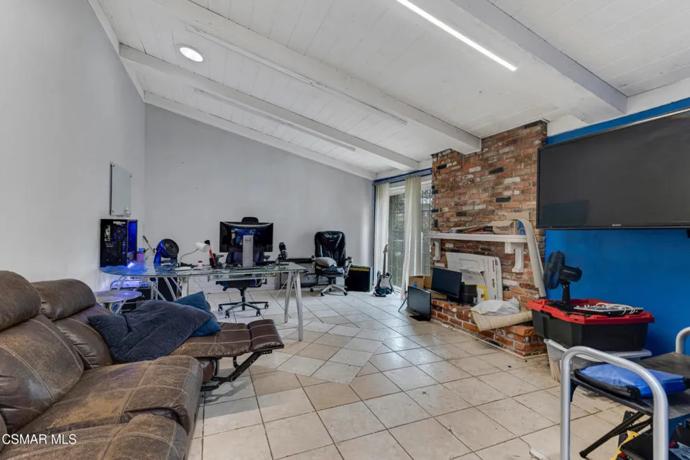 6108 Kentland Avenue Woodland Hills, CA 91367