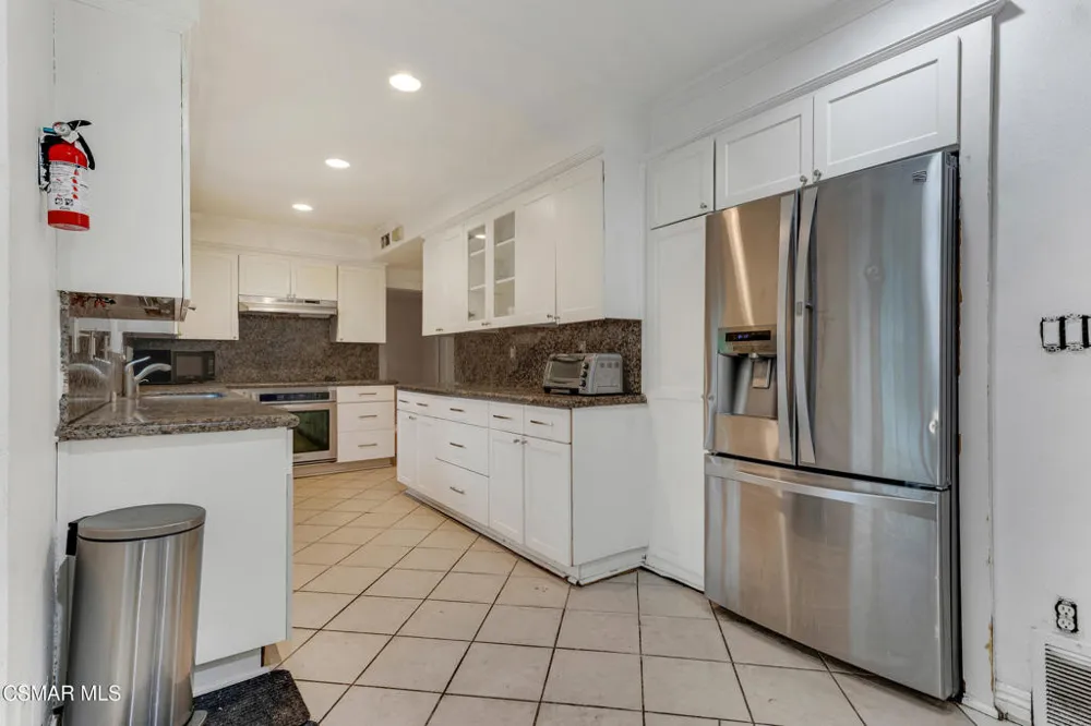 6108 Kentland Avenue Woodland Hills, CA 91367