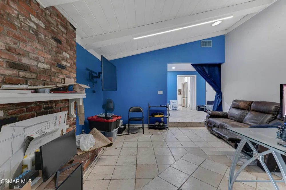 6108 Kentland Avenue Woodland Hills, CA 91367