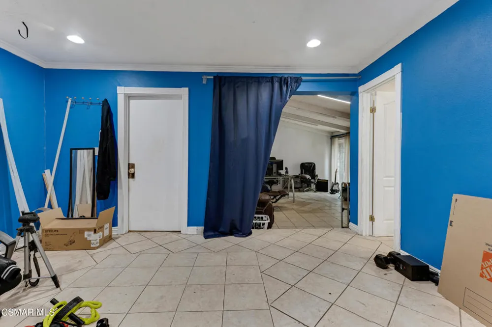6108 Kentland Avenue Woodland Hills, CA 91367