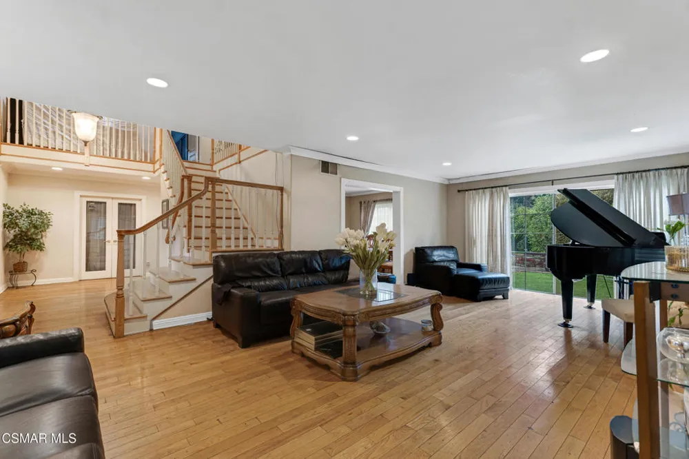 6108 Kentland Avenue Woodland Hills, CA 91367