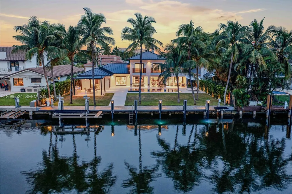415 Holiday Dr Hallandale Beach, FL 33009