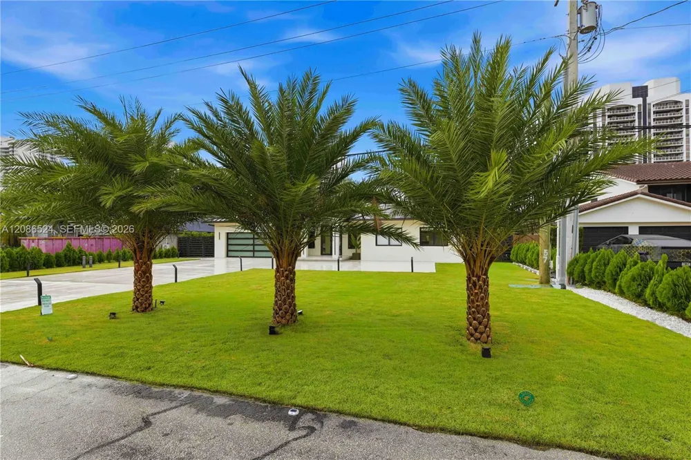 415 Holiday Dr Hallandale Beach, FL 33009
